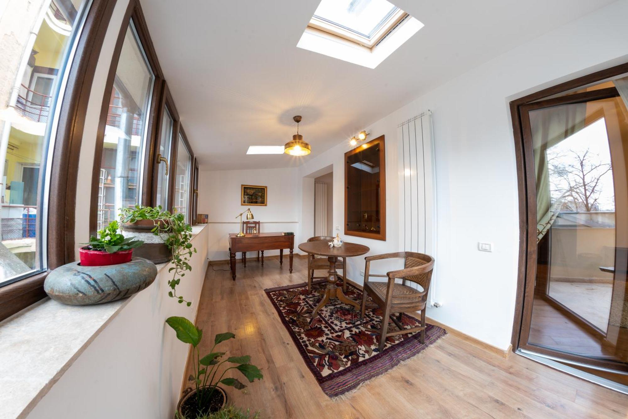 Theatre Rooftop Apartment With Patio Bukarest Exteriör bild